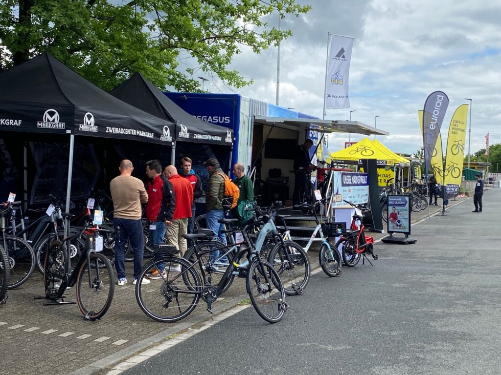 Ein Treffen von Radfahrern bei einem Festival oder einer anderen Freiluftveranstaltung.